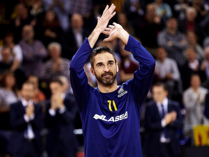 Juan Carlos Navarro aplaude a la afición durante un homenaje en el Palau Blaugrana