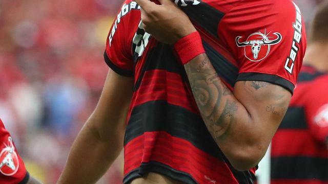 Lucas Paquetá se besa el escudo del Flamengo