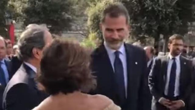 Felipe VI y Laura Masvidal hablan en presencia de Quim Torra.