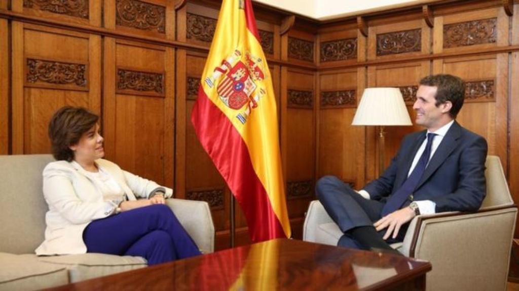 El presidente del PP, Pablo Casado, con la exvicepresidenta Soraya Sáenz de Santamaría.