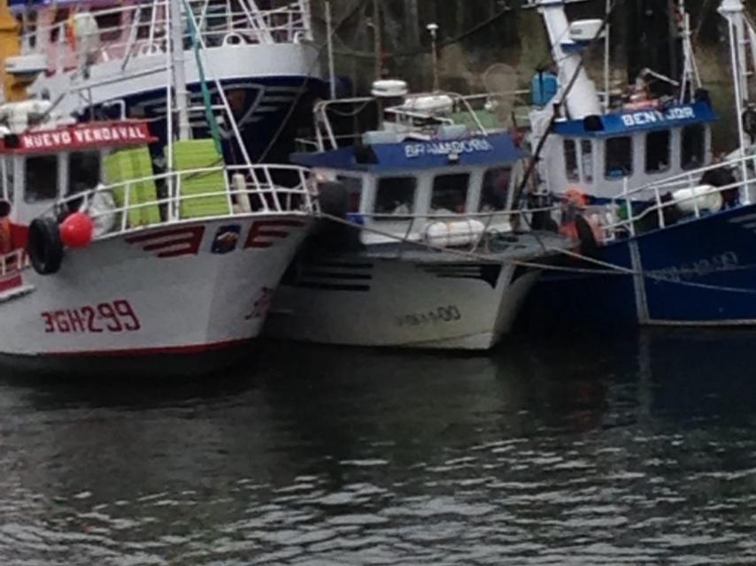 El puerto de Llanes estaba el viernes de luto. Las banderas de los barcos también quedaron arriadas a media asta.