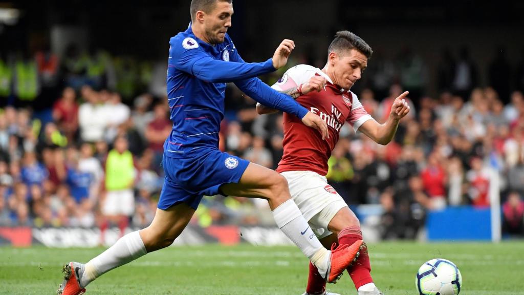 Mateo Kovacic disputa un balón con Lucas Torreira.