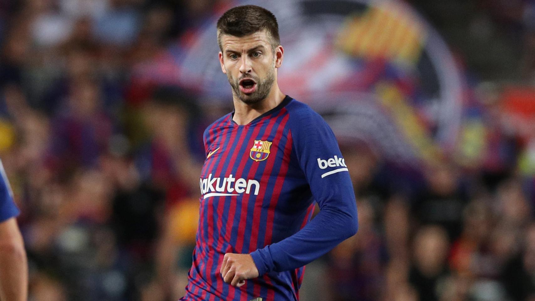 Gerard Piqué, controlando el balón junto a Sergi Roberto