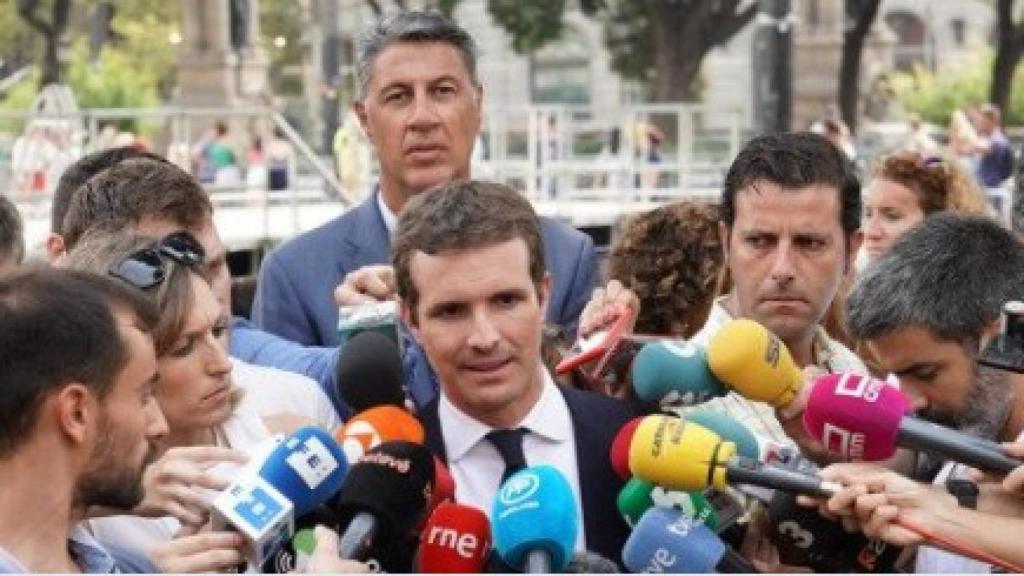 Pablo Casado habla ante la prensa, con Albiol de fondo.