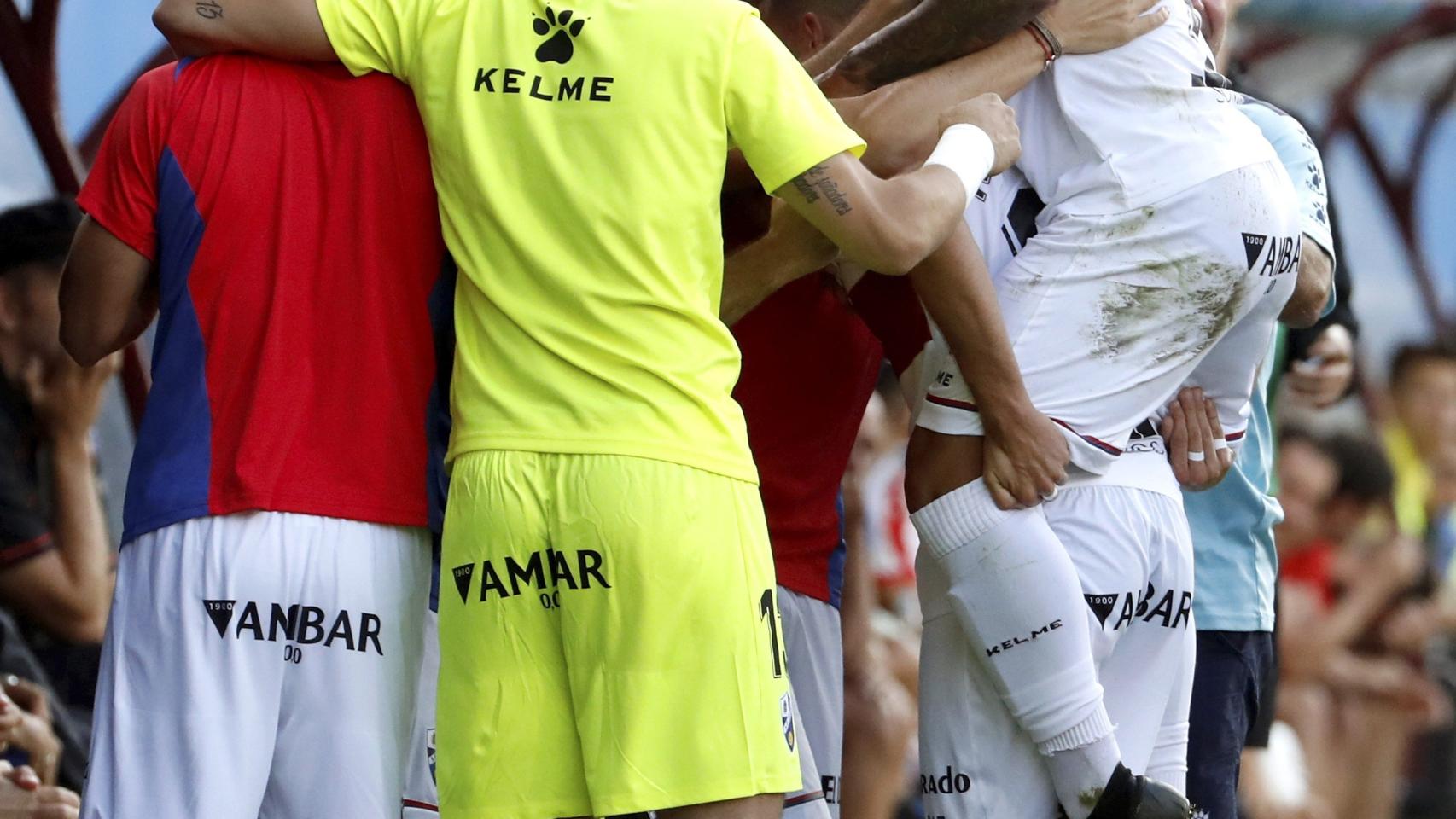 El delantero colombiano del Huesca Juan Camilo Hernández celebra con sus compañeros el primer gol