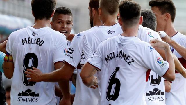 Los jugadores del Huesca celebran el primer gol del equipo ante el Eibar