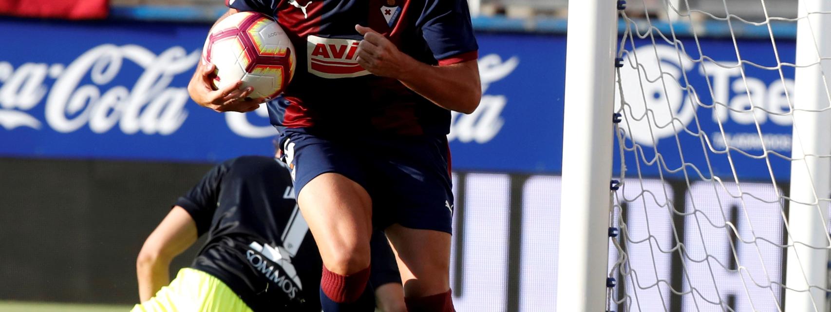 El centrocampista del Eibar Gonzalo Escalante celebra su gol