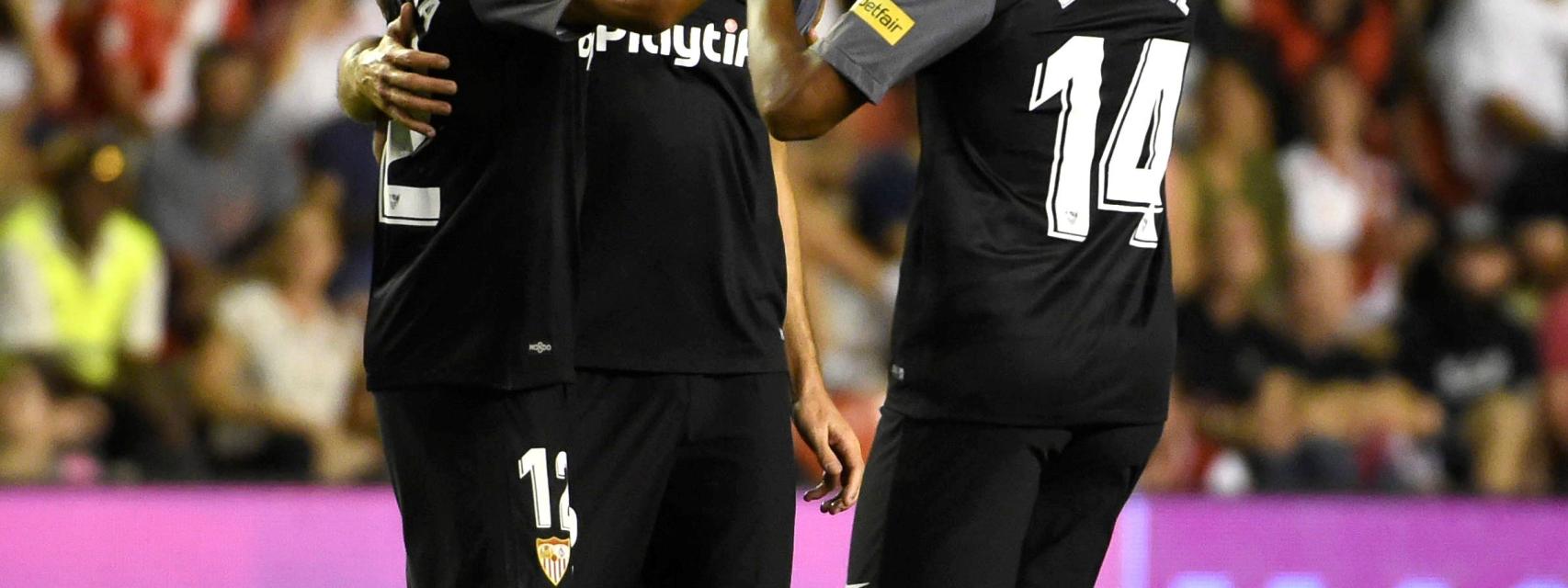 Los jugadores del Sevilla celebran un gol