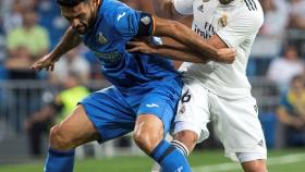 Nacho defiende un balón frente a un jugador del Getafe