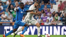 Karim Benzema, presionado por un jugador del Getafe