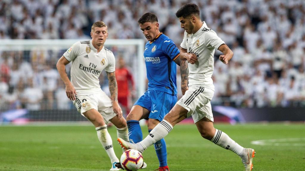 Marco Asensio, peleando por un balón