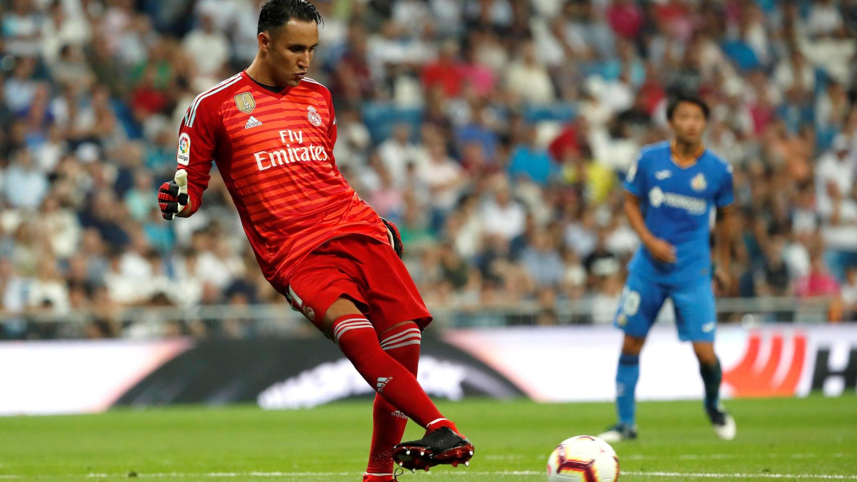 Keylor Navas sacando un balón con los pies