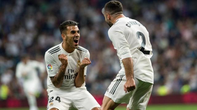 Ceballos y Carvajal, celebran juntos un gol.