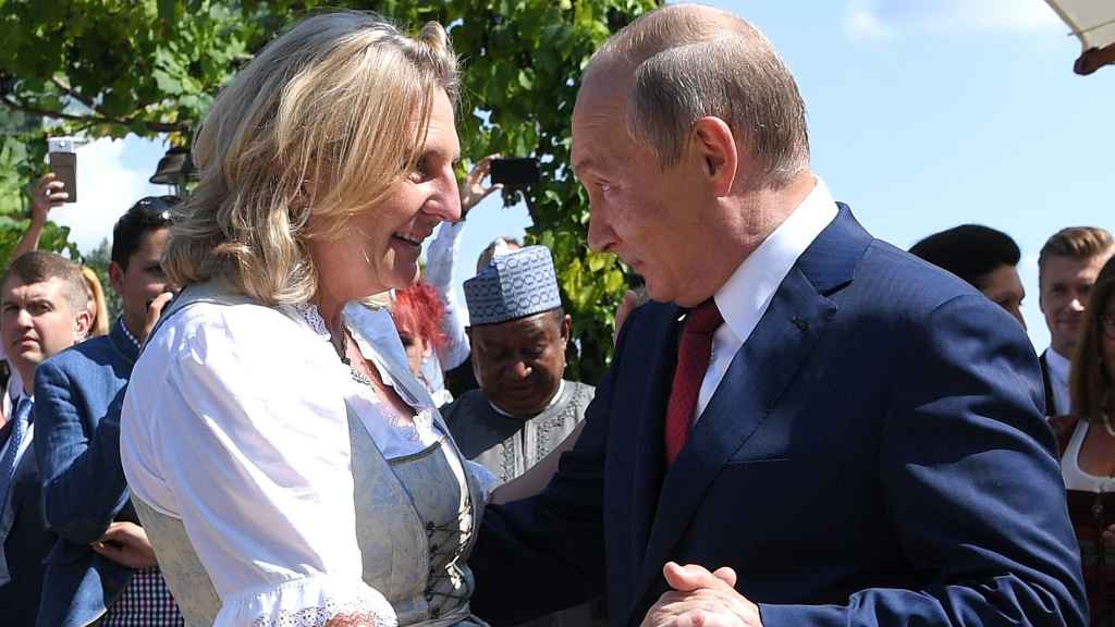Putin baila con Karin Kneissl, la novia y ministra de Exteriores austriaca.