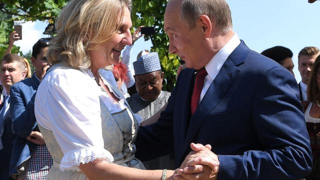 Putin baila con Karin Kneissl, la novia y ministra de Exteriores austriaca.