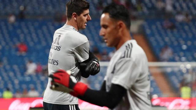 Courtois y Navas, calentando en el Santiago Bernabéu