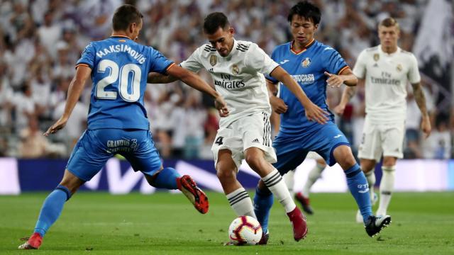 Dani Ceballos, entre dos jugadores del Getafe