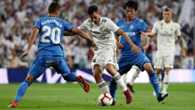 Dani Ceballos, entre dos jugadores del Getafe