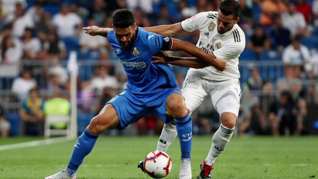 Nacho intenta robar un balón en un partido contra el Getafe