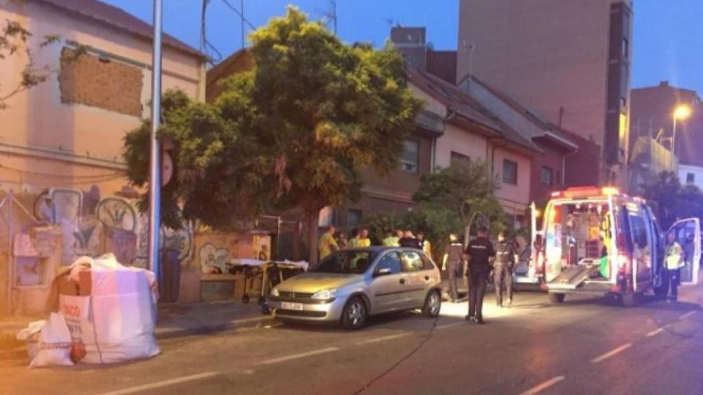 La Policía y el SAMUR intervienen en Puente de Vallecas para atender el primer apuñalamiento.