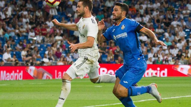 Nacho pelea un balón con Jorge Molina