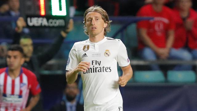 Modric salta al campo tras salir desde el banquillo