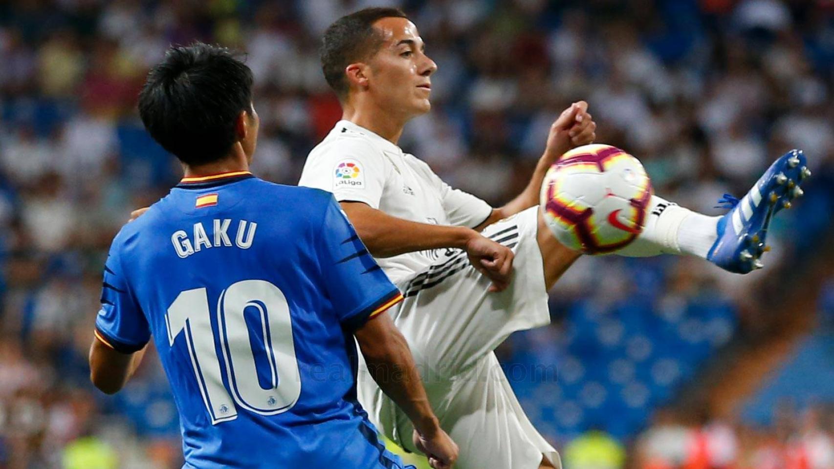 Lucas Vázquez lucha por un balón durante un partido