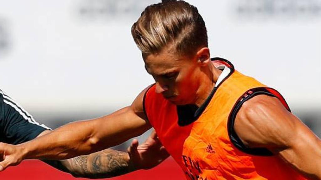 Marcos Llorente pugna por un balón durante un entrenamiento