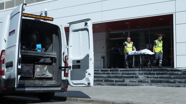 Traslado del cuerpo del agresor de la comisaría de Cornellà.