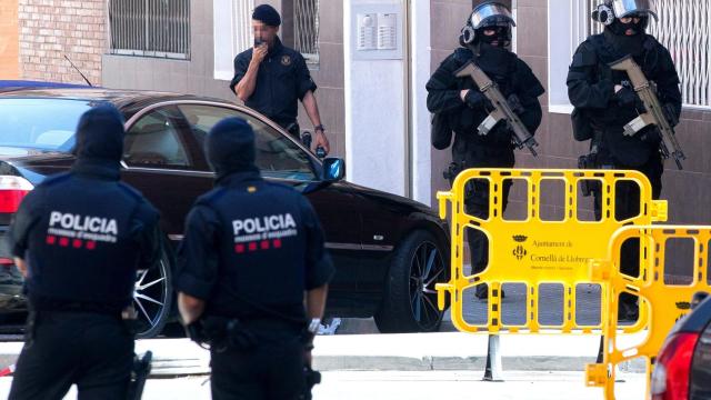 MOSSOS REGISTRAN LA CASA DEL HOMBRE ABATIDO AL ATACAR COMISARÍA DE CORNELLA