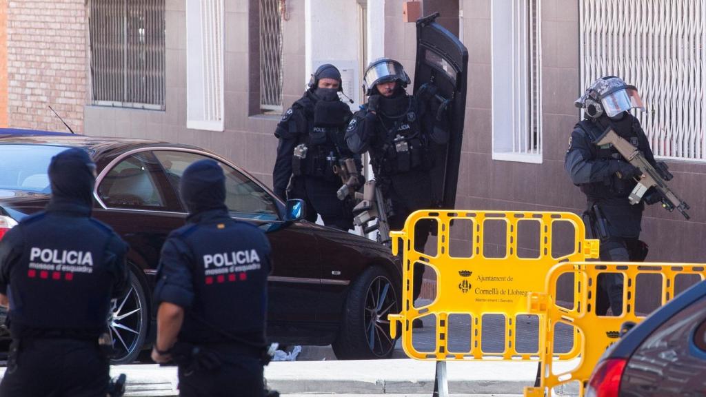 MOSSOS REGISTRAN LA CASA DEL HOMBRE ABATIDO AL ATACAR COMISARÍA DE CORNELLA