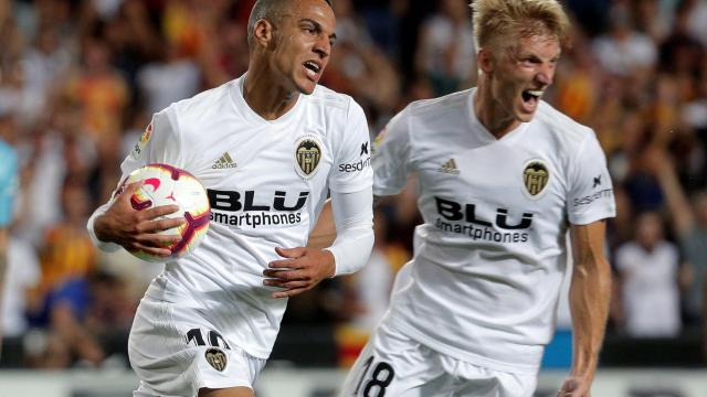 El jugador del Valencia CF, Rodrigo Moreno, junto a su compañero Daniel Wass