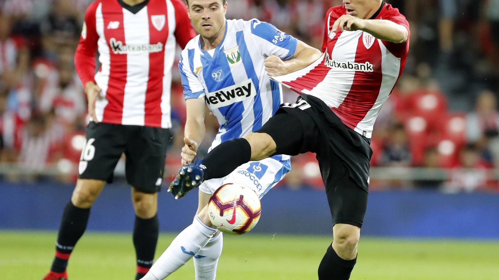 Muniain chuta ante la oposición de Eraso en el Athletic - Leganés