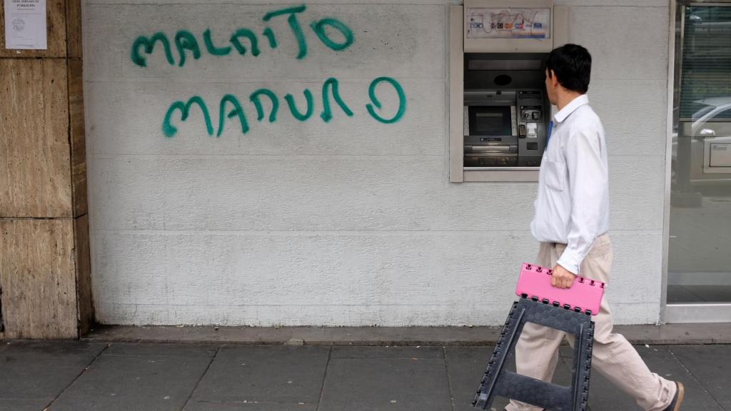 Un cajero de Caracas con una pintada contra el presidente venezolano