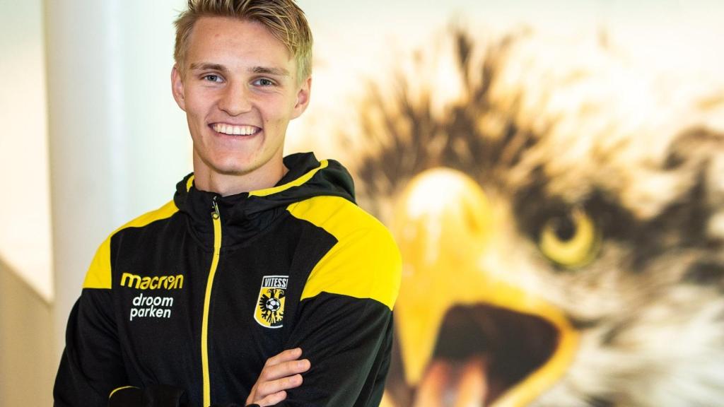 Odegaard posando con los colores del Vitesse. Foto: vitesse.nl