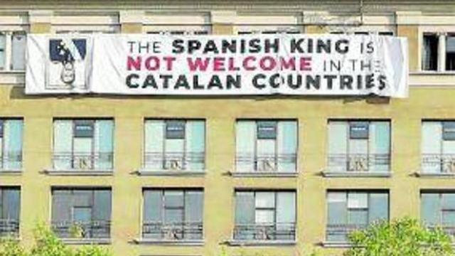 Pancarta contra el Rey en la plaza de Cataluña.