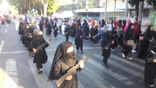Los niños desfilaron así durante la celebración