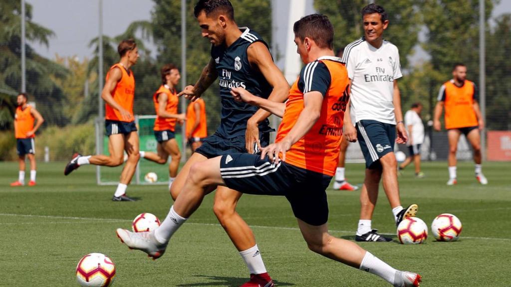 Ceballos y Valverde pugnan por un balón