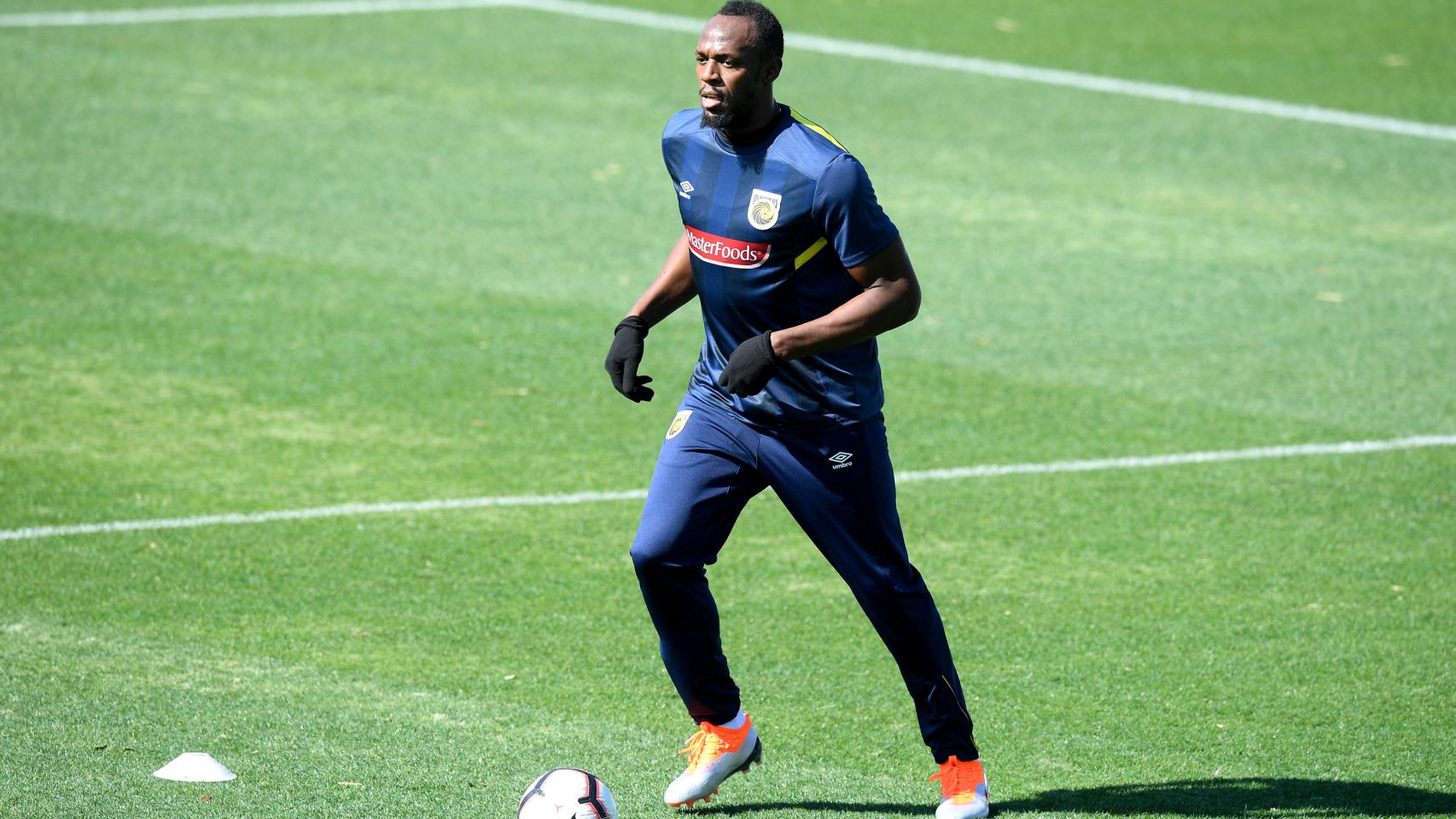 Usain Bolt en su primer entrenamiento con los Central Coast Mariners