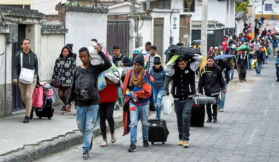 Venezolanos marchan hacia Perú por las calles de Tulcán, Ecuador, tras cruzar Colombia. Foto: AFP