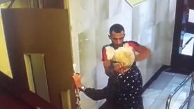 Momento en el que el agresor arrebata el colgante a la víctima