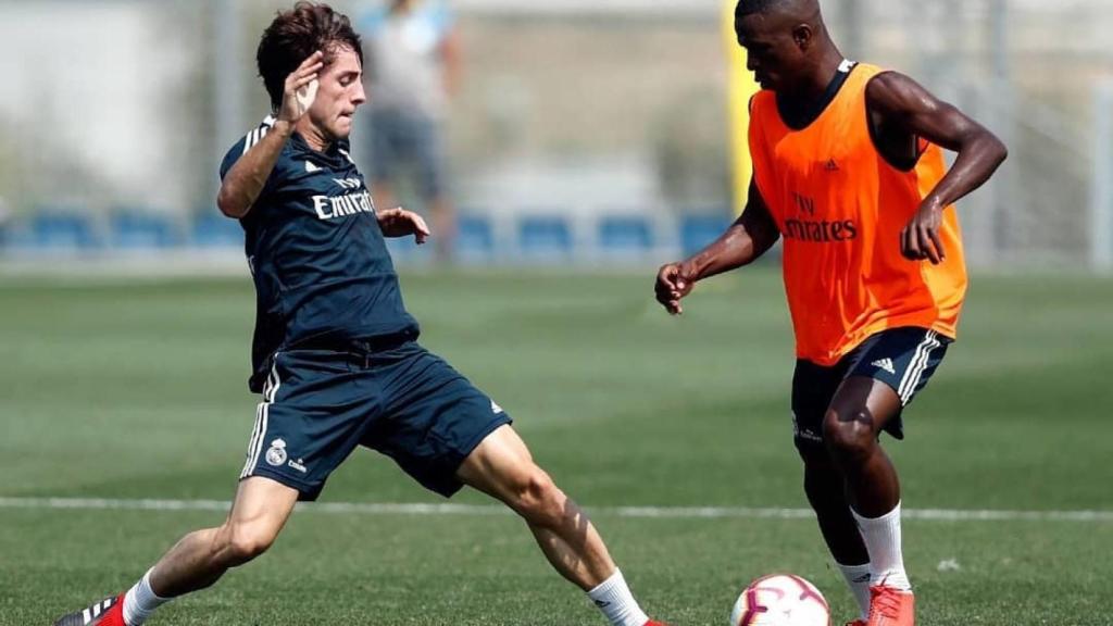 Odriozola, junto a Vinicius, bregan por un balón en un entrenamiento.