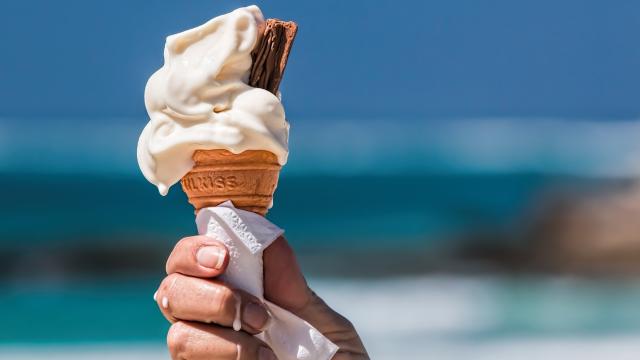 Un helado coronado en todo lo alto por un trozo de chocolate.