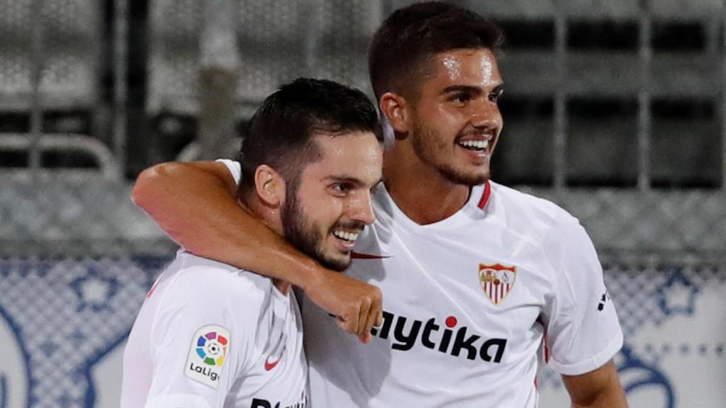 Sarabia y André Silva se abrazan tras un gol del Sevilla