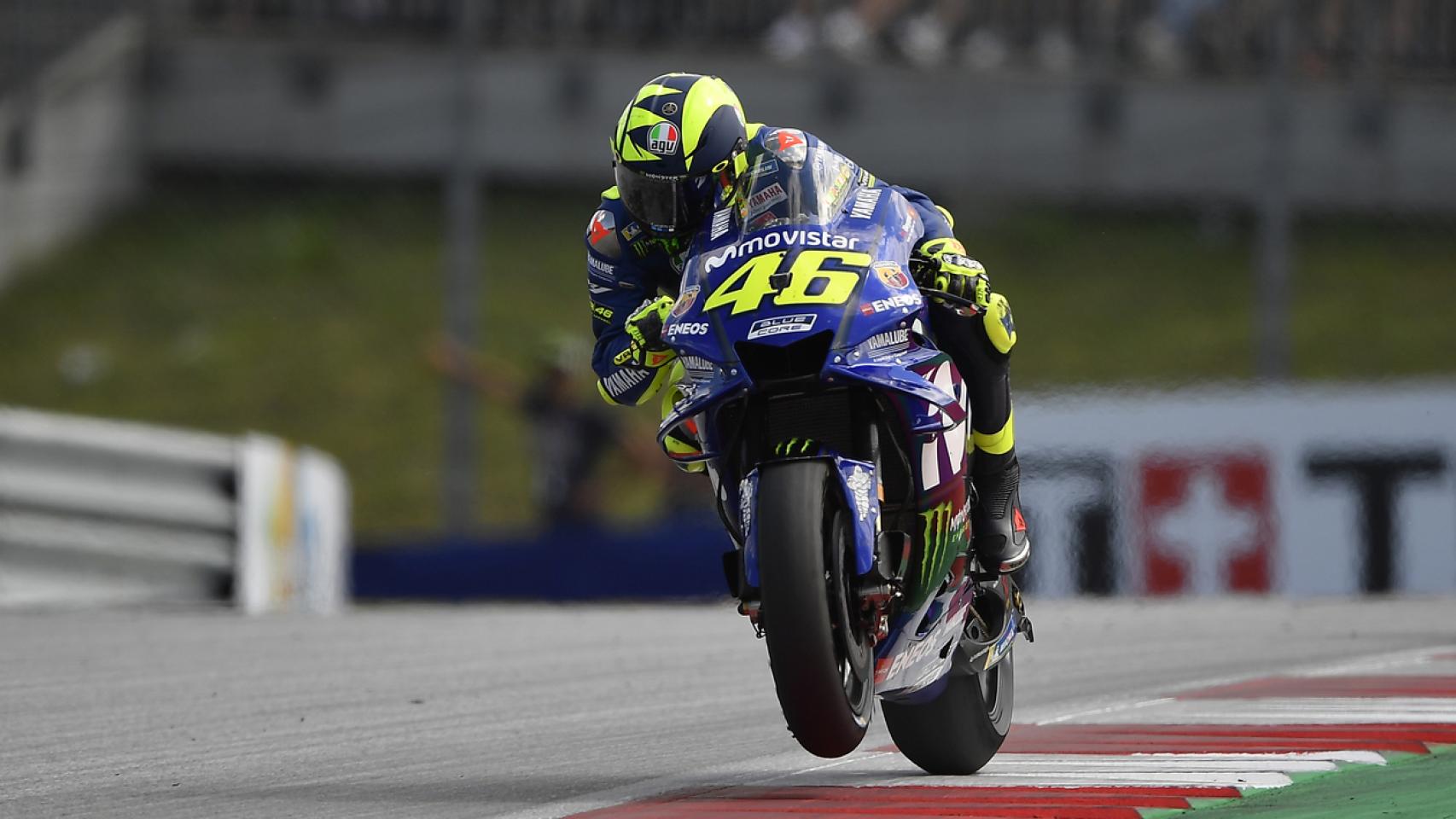 Valentino Rossi trata de pilotar su YZR-M1, durante el pasado GP de Austria.