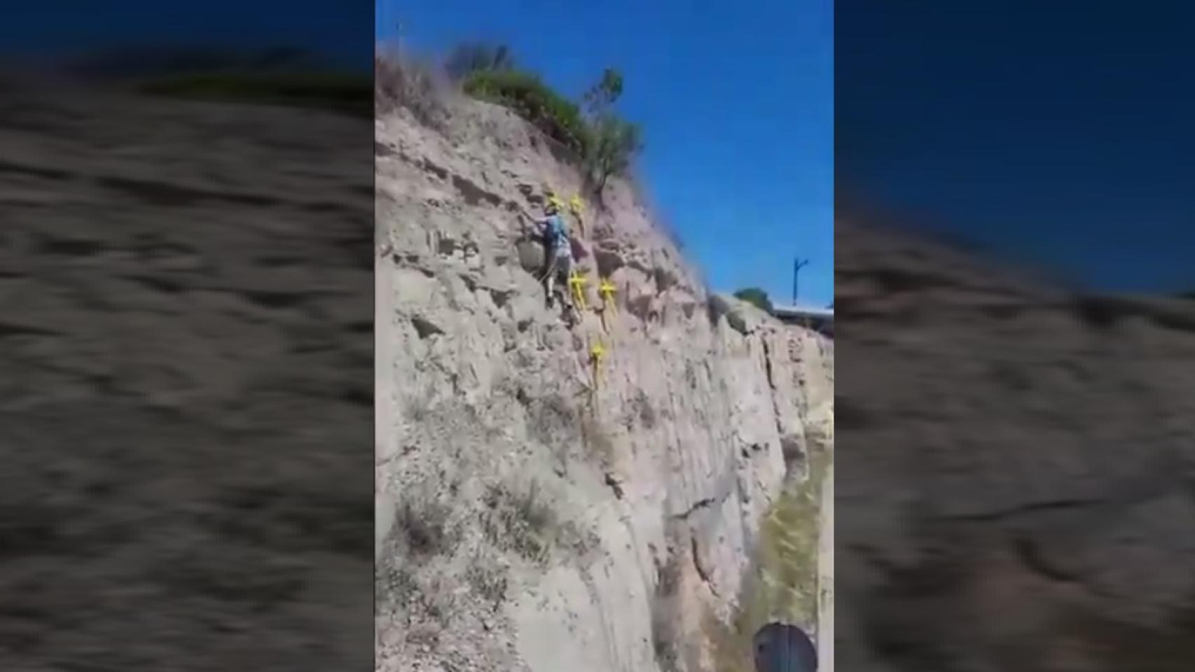 El vídeo del escalador que retira cruces amarillas en Cataluña al ritmo del 'Que viva España'