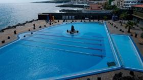 La piscina municipal ha tenido que cerrar sus puertas hasta siete veces este verano por defecaciones.