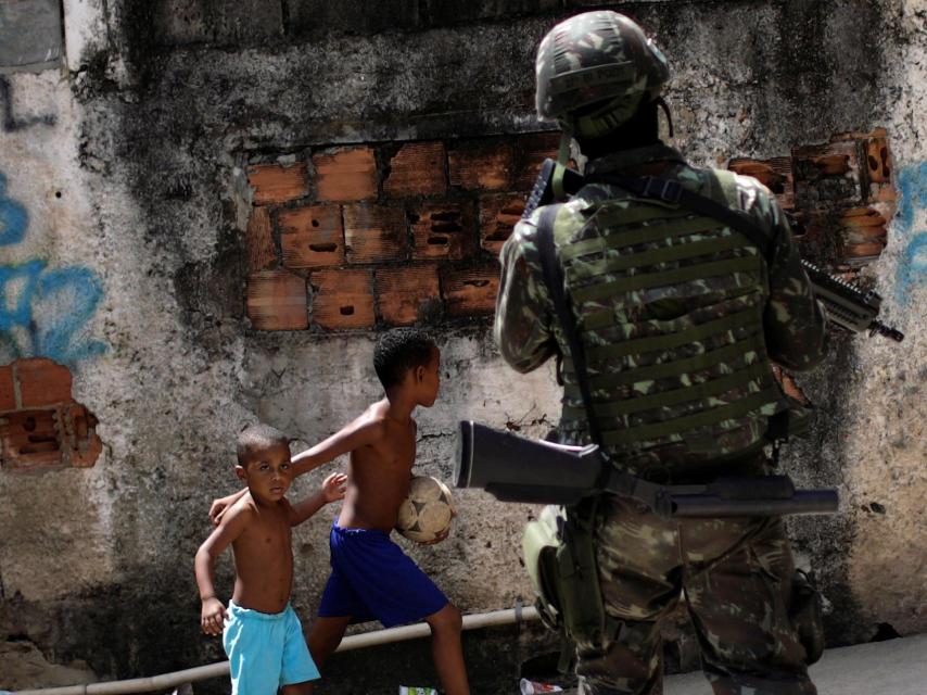 Un soldado patrulla las calles de la favela Alemão.