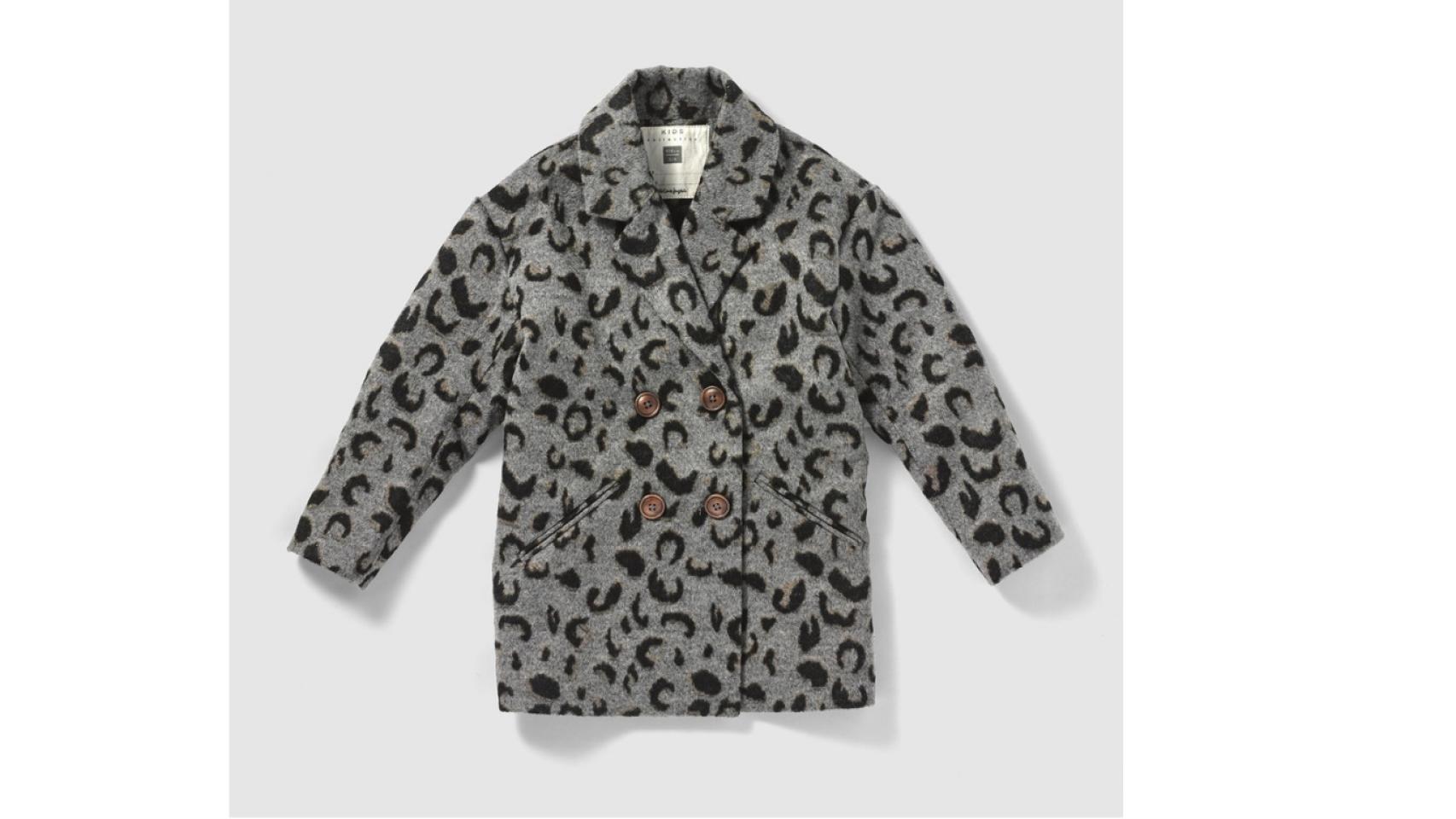 El animal print será pura tendencia, no solo para mayores, sino también para niños. La forma más sencilla de llevarlo a su armario es con un abrigo en paño, como este de Brotes con solapa y botones, perfecto para salidas más formales. Puedes ver más abrigos pinchando aquí.