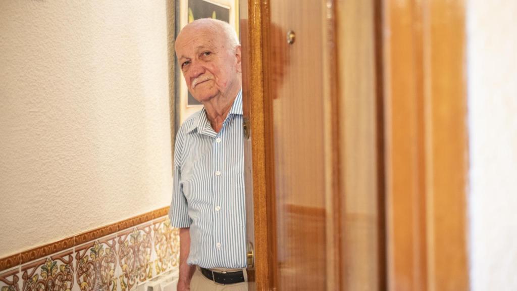 Mariano en la entrada de su casa